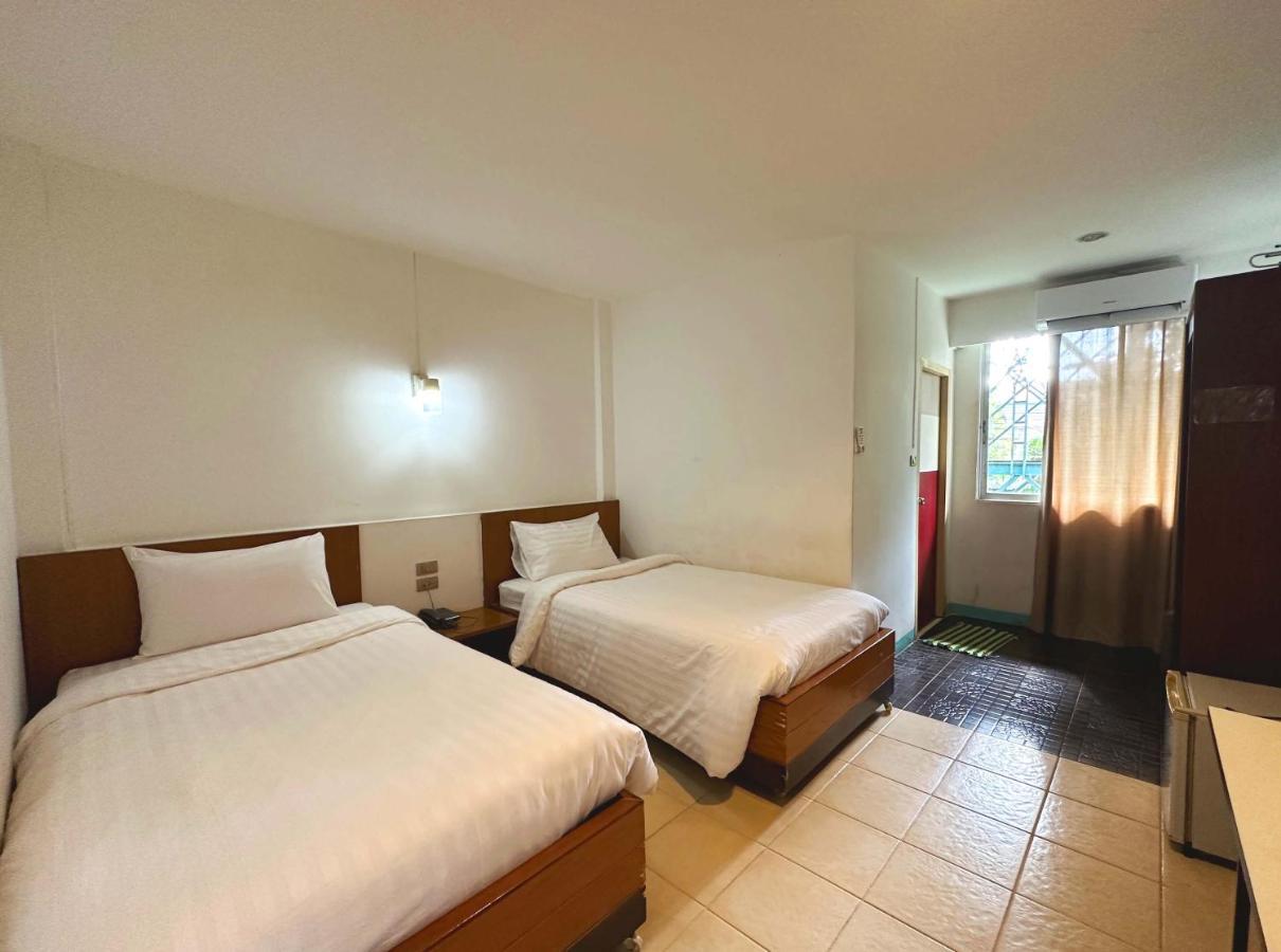 Plernpetch Hotel Сураттхани Экстерьер фото