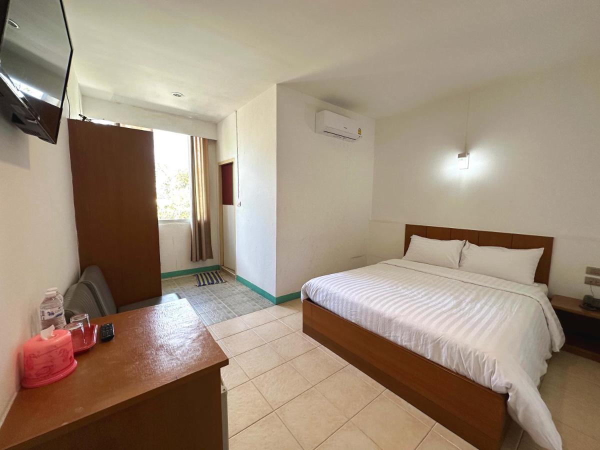 Plernpetch Hotel Сураттхани Экстерьер фото
