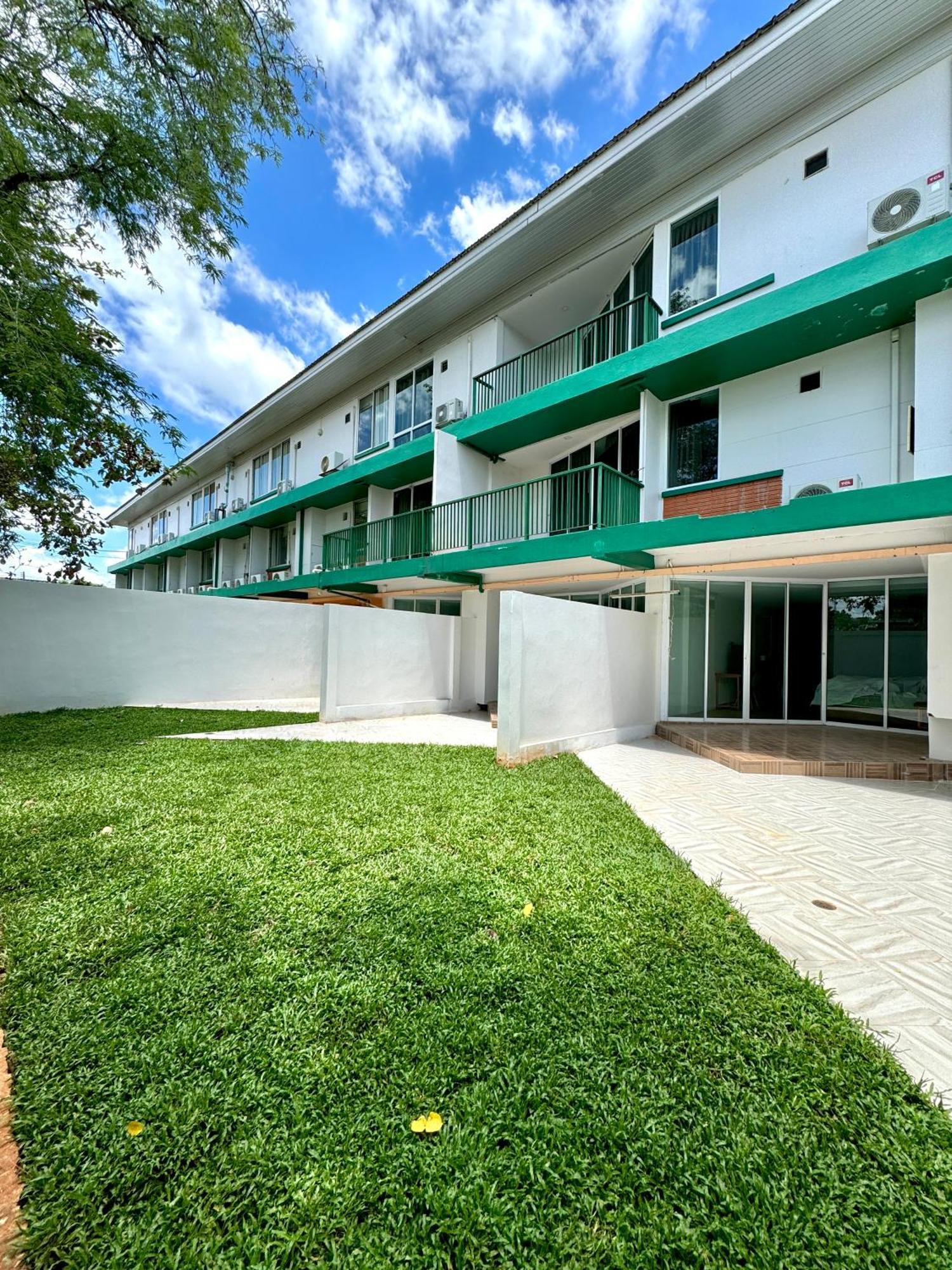 Plernpetch Hotel Сураттхани Экстерьер фото
