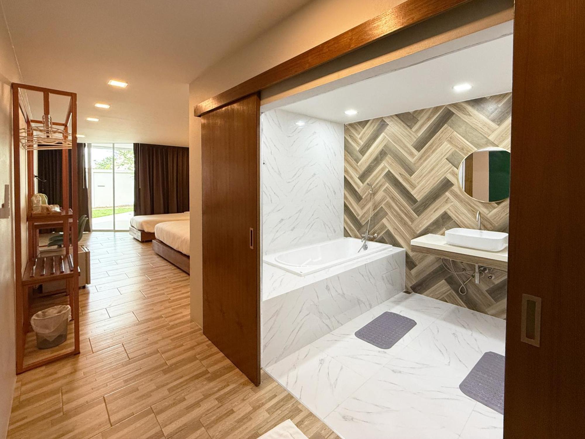 Plernpetch Hotel Сураттхани Экстерьер фото
